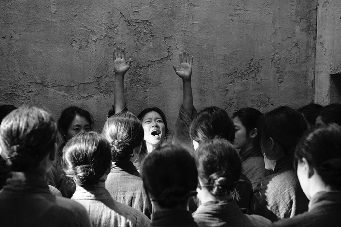 “A Resistance” chronicles the final year of the life of independence heroine and martyr Yu Gwan-sun (1902-20) when she was incarcerated at Seodaemun Prison in Seoul after taking part in the March First Independence Movement. This scene from the film shows Yu and other inmates shouting for national independence inside the prison.