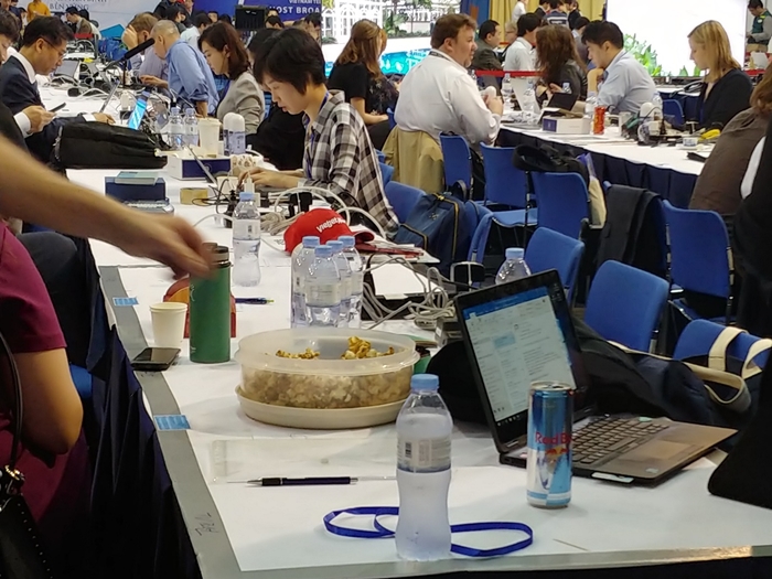 While reporters at the International Media Center on Feb. 28 at 9 a.m. are busy with their work, complementary bottled water is provided for their convenience.