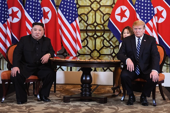 North Korean leader Kim Jong Un (left) and U.S. President Donald Trump on the morning of Feb. 28 pose for a photo before their extended summit at the Sofitel Legend Metropole hotel in Hanoi, Vietnam. Both leaders failed to reach an agreement. (Yonhap News)