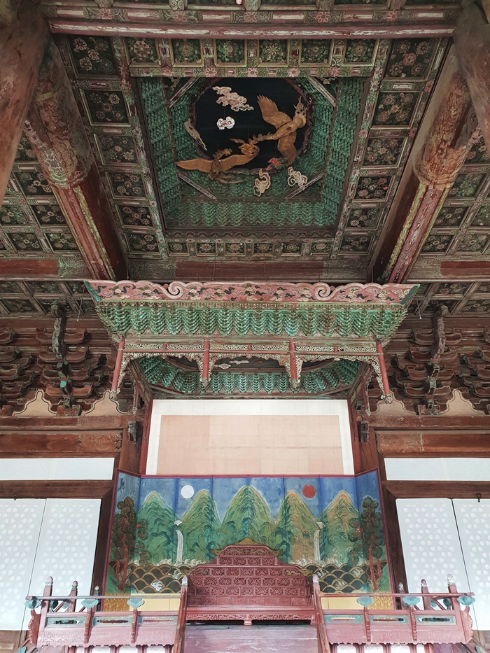 The yongsang (king's throne) is placed in the center of Myeongjeongjeon Hall at Changgyeonggung Palace in Seoul, with a folding screen featuring the sun, moon and five peaks. The ceiling is decorated with gold phoenixes around clouds.