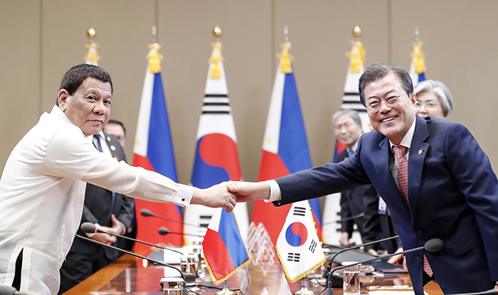 President Moon Jae-in (second from right) on June 4, 2018, shakes hands with Philippine President Rodrigo Duterte in their summit in Seoul. Both leaders agreed to designate 2019 as the “Year of Mutual Exchanges between Korea and the Philippines.” (Cheong Wa Dae)