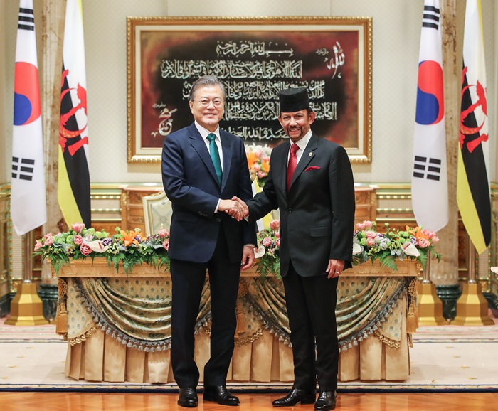 브루나이를 국빈 방문 중인 문재인 대통령(왼쪽)이 11일(현지시간) 브루나이를 국빈 방문 중인 문재인 대통령(왼쪽)이 11일(현지시간) 브루나이 왕궁(Istana Nurul Iman)에서 열린 한·브루나이 정상회담을 마친 뒤 하사날 볼키아 국왕과 악수하고 있다. 연합뉴스
