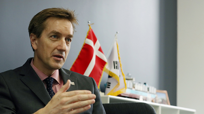 Danish Ambassador to Korea Thomas Lehmann on March 14 at the embassy in Jung-gu District, Seoul, explains the history of friendship and relations between Korea and Denmark at the Danish Embassy in Seoul.