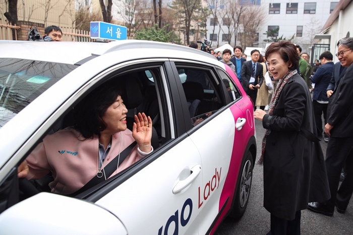 Minister of Land, Infrastructure and Transport Kim Hyun-mee smiled at the "Waygo Lady" driver. (Minister of Land, Infrastructure and Transport)