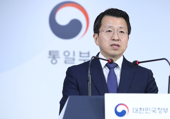 Unification Ministry Spokesperson Baik Tae Hyun on March 25 tells a news briefing that the inter-Korean liaison office in the North Korean border city of Gaeseong was partially normalized after several Pyeongyang officials returned. The North on March 22 had pulled all of its staff from the facility. (Ministry of Unification)