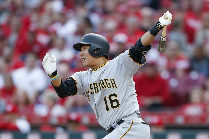 In Cincinnati on March 28, Kang Jung-ho of the Pittsburgh Pirates had a clutch hit that drove in two runs in the sixth inning against the host Reds.