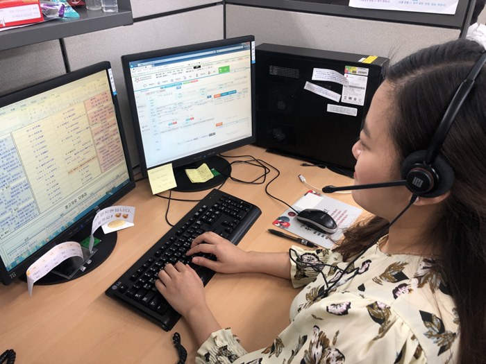 An operator at the Immigration Contact Center (1345) provides interpretation service. The center from this month began providing three-way interpretation with the Supreme Prosecutors' Office for foreign victims of crime. (Ministry of Justice)