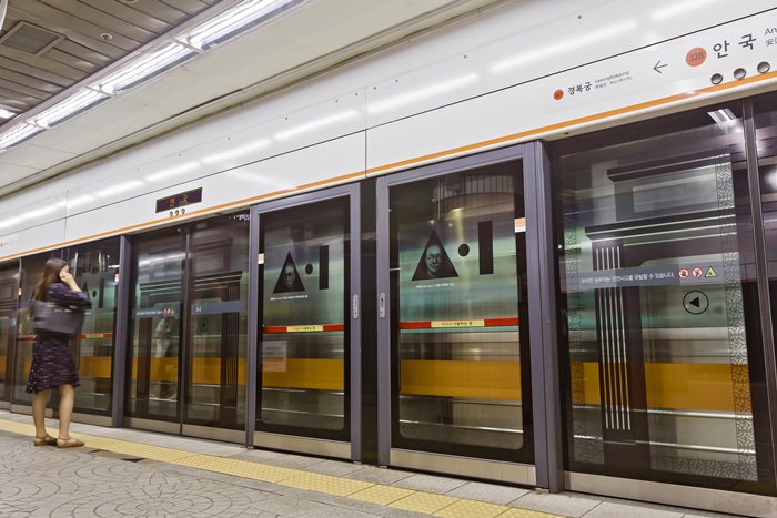 On the subway platform of Anguk Station in Seoul, a screen door dubbed "Independence Fighter Gate" presents quotes of Korean independence fighters. (Seoul Metro)