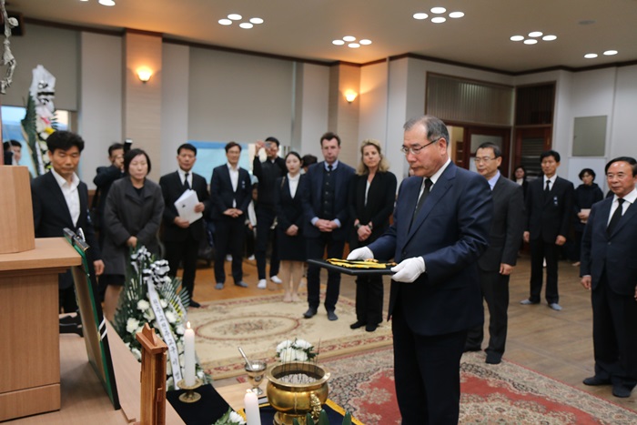 Minister of Agriculture, Food and Rural Affairs Lee Gae-ho on April 15 awards the national medal Moran at the altar of the late Belgian-born Catholic priest Ji Jeong-hwan at the Central Cathedral in Jeonju, Jeollabuk-do Province. (Ministry of Agriculture, Food and Rural Affairs)