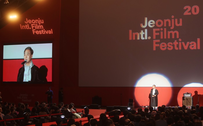 Jeonju Mayor Kim Seung-su on May 2 gives the opening speech at the launch of the 20th Jeonju International Film Festival in Jeonju, Jeollabuk-do Province. (Yonhap News)