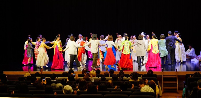 Troupes and people from Korea and Japan on May 10 gather to perform the   traditional Korean group dance ganggangsullae at Hanmadang Hall of the KCC in   Tokyo. The dance took place during the concert “Sounds Are Dancing.” (Korean   Cultural Center in Tokyo)