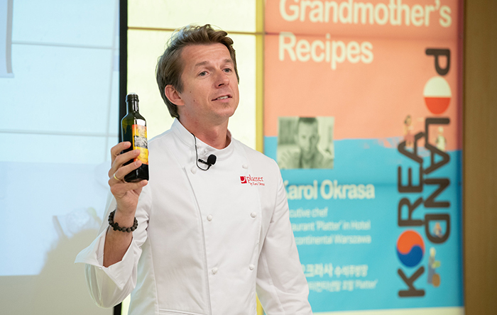 Chef Karol Okrasa on May 13 introduces traditional Polish liquor made from wild berries during a “master class” cooking show at the Korean Cuisine Culture Center in Seoul’s Jung-gu District.