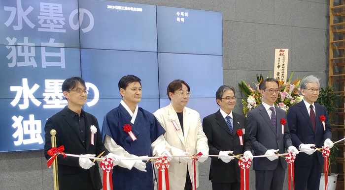 KOCIS Director Kim Tae-hoon (second from right), Korean Cultural Center (KCC)   Tokyo chief Hwang Seong-un (second from left), fashion designer Jung Kuho (third   from left) and Japan’s Agency for Cultural Affairs Commissioner Ryohei Miyata   (third from right) on May 9 cut the ribbon at the KCC in Tokyo to officially open   the exhibition “Monochrome Monologue.”