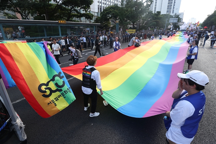 Participants in the 19th Seoul Queer Parade on July 14, 2018, march from Seoul Plaza toward Jonggak. (Yonhap News)