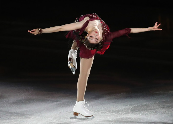 Kim Yuna shows her signature Yuna camel spin in her first performance of the All That Skate 2019 ice show accompanied by the Russian song "Variations on Dark Eyes."