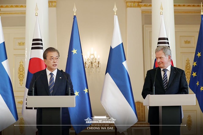President Moon Jae-in (left) and Finnish President Sauli Niinisto (right) on June 10 hold a joint news conference at the Presidential Palace in Helsinki after their summit. (Cheong Wa Dae)