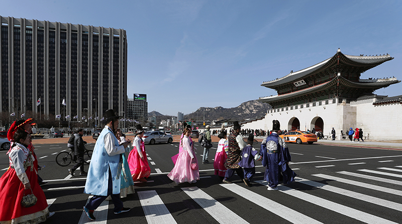  
Foreign visitors to Korea are often impressed by the respect Koreans show to senior citizens, especially their parents. (Korea.net DB)
