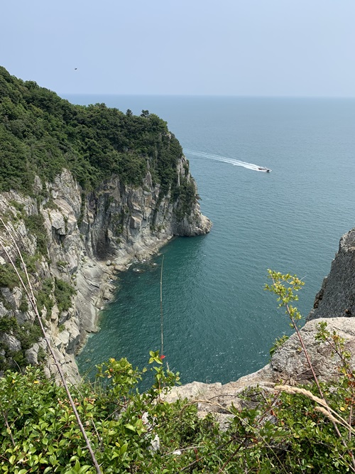 Bireong-gil Road is along the coastal cliffs of Geumodo Island. Shown here is a scenic view from the spot Miyeok Neolbang on the road's Course 1.