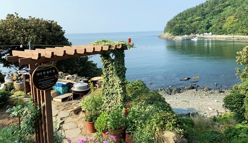 Signs for minbak (traditional private inn) are common on the coasts and docks of Ando Island, located off the coast of Yeosu, Jeollanam-do Province.