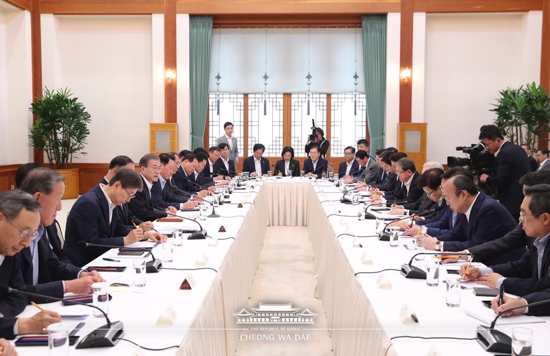 President Moon on July 10 hosts a meeting with Korean business leaders at Cheong Wa Dae. (Cheong Wa Dae)