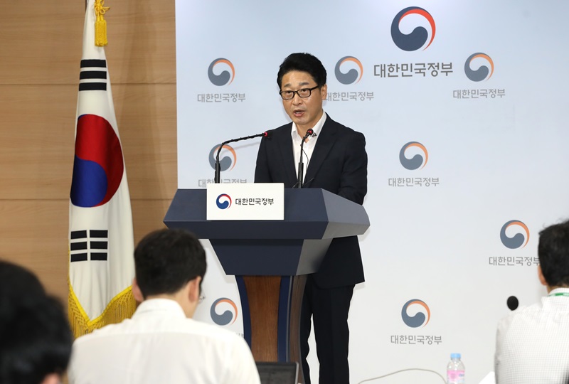 Lee Ho-hyeon, director general of the Ministry of Trade, Industry and Energy's trade policy bureau, on July 19 announces the government's stance on Japan's export curbs on Korea in a news briefing at Government Complex in Seoul. (Yonhap News)