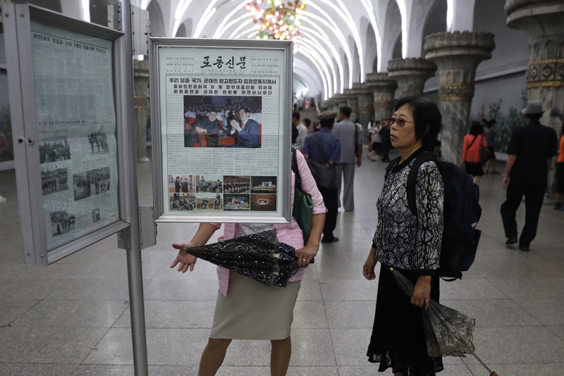 North Koreans are shown reading a copy of The Rodong Shinmun (Labor Newspaper) at a kiosk installed at Pyeongyang Station. The North's media on slammed Japan for imposing export restrictions on South Korea. (Yonhap News)