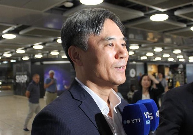 Kim Seung-ho, director general for international trade and legal affairs at the Ministry of Trade, Industry and Energy, on July 22 talks to reporters about Korea's stance on Japan's export restrictions at Geneva International Airport. (Yonhap News)