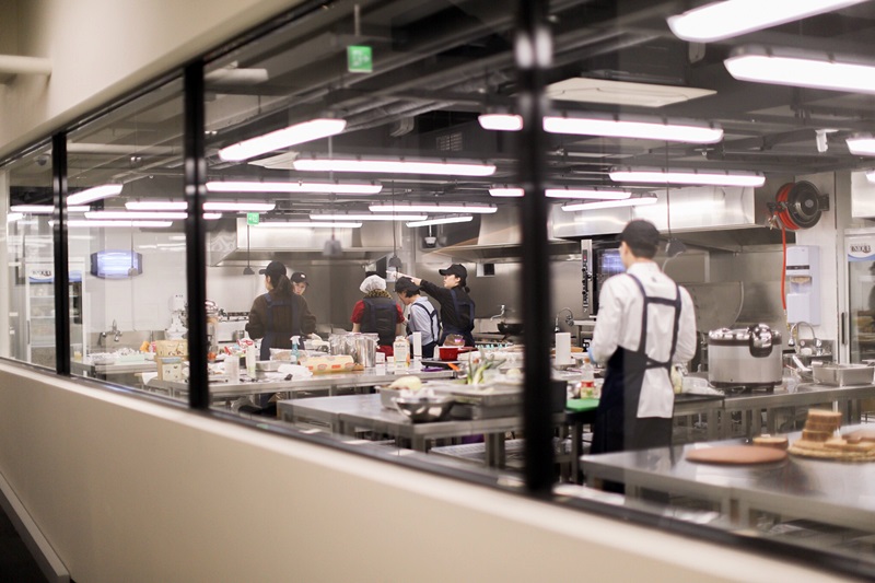 This is the interior of Wecook, a mutual kitchen in Seoul's downtown Jongno-gu District. Under this business model, several licensees can produce goods in one place. (Simple Project Company)