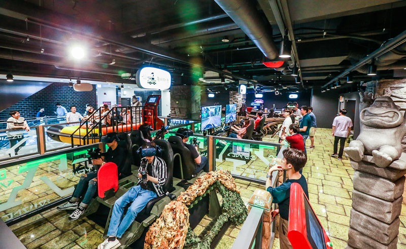 A branch of Kong VR Theme Park, equipped with virtual reality simulators, was opened on July 5 near Gangnam Station in Seoul. (Motion Device)