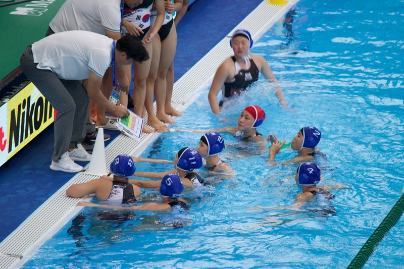The coach of the Korean women's polo team explains strategy.