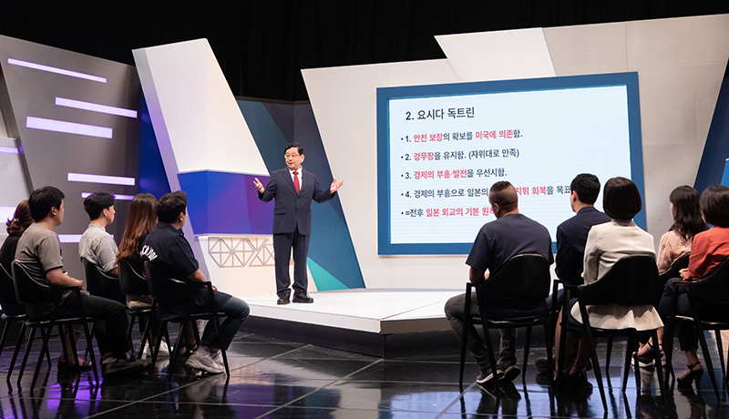 Sejong University professor Yuji Hosaka on Aug. 8 explains the background of the Japanese conservative mainstream in a special lecture on the Arirang TV talk show "Heart to Heart" in Seoul