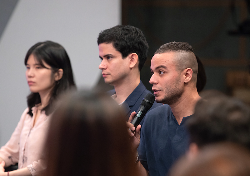 Korea.net Honorary Reporter Samy Rashad from Egypt (right) on Aug. 8 asks a question to Sejong University professor Yuji Hosaka on the general sentiment of the Japanese people and media outlets in Hosaka