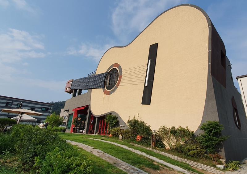 The street at Ye's Park is full with unique architecture. Shown here is the aptly shaped Cera Guitar Cultural Center. (Kim Hyelin)