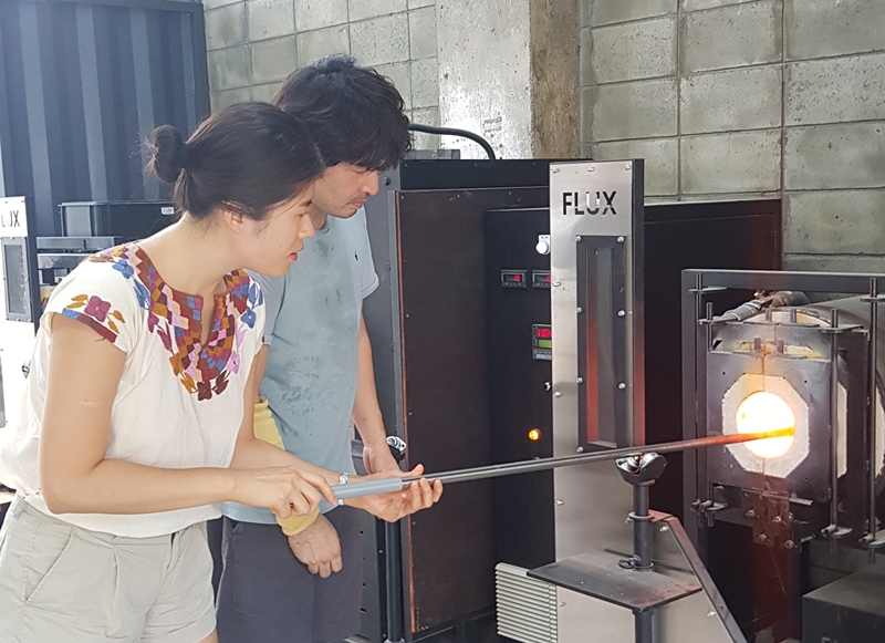 The glass workshop Flux at Ye's Park in Icheon, Gyeonggi-do Province, offers interactive programs in making vases or cups with glass. (Hahm Hee-eun)