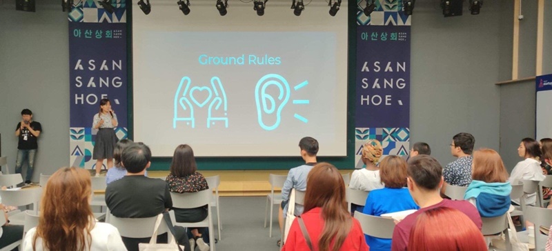 An orientation on Aug. 14 is held on the first day of the hackathon to lay the ground rules for the event. (Lin Yang)
