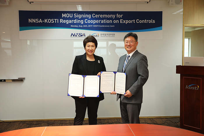Bang Soon-ja (left), director of the Korea Strategic Trade Institute (KOSTI), and Brent K. Park, deputy administrator for defense nuclear nonproliferation of the National Nuclear Security Administration, on Aug. 26 attend a signing ceremony for a bilateral MOU on cooperation in export controls. (KOSTI)