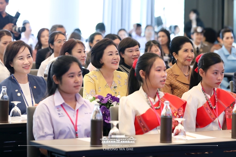 김정숙 여사와 나라펀 짠오차 태국 총리 부인이 2일(현지시간) 방콕 차트리움 호텔에서 열린 ’2019 태국 중등학생 및 대학생 한국어 말하기 대회’에서 참가자들의 발표를 듣고 있다.