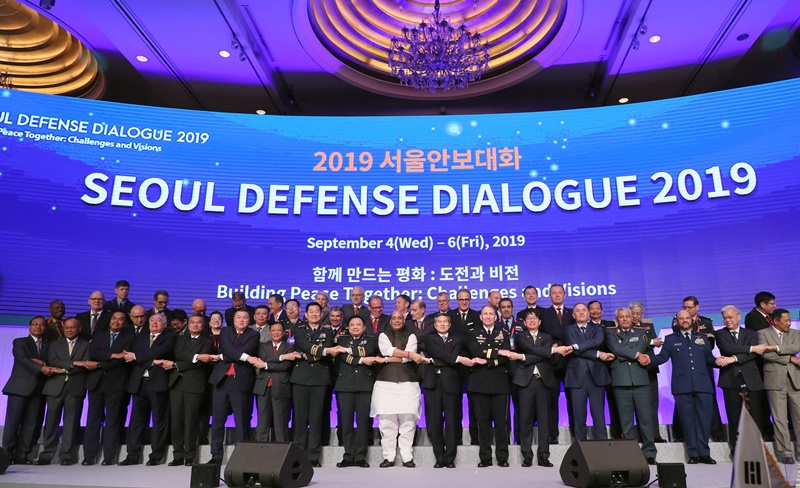 At the opening ceremony of the Seoul Defense Dialogue 2019 on Sept. 5, Defense Minister Jeong Kyeong-doo, U.S. Forces Korea Commander Robert B. Abrams and Indian Defense Minister Rajnath Singh pose for a group photo along with other military officials at the Lotte Hotel in Seoul. (Ministry of National Defense)