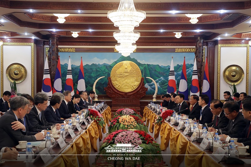 President Moon Jae-in and Lao President Bounnhang Vorachith on Sept. 5 hold their summit at the Presidential Palace in the Lao capital of Vientiane. (Cheong Wa Dae)