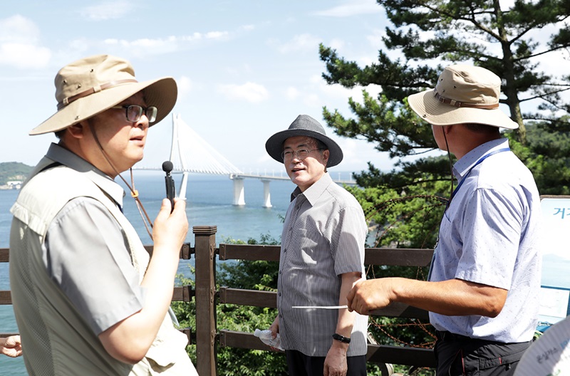 Jeodo Island, closed to the public for 47 years because of its role as a presidential retreat, on Sept. 17 was reopened to the public on a pilot basis for a year. This photo shows President Moon Jae-in (middle) visiting the island on July 30 this year. (Cheong Wa Dae)