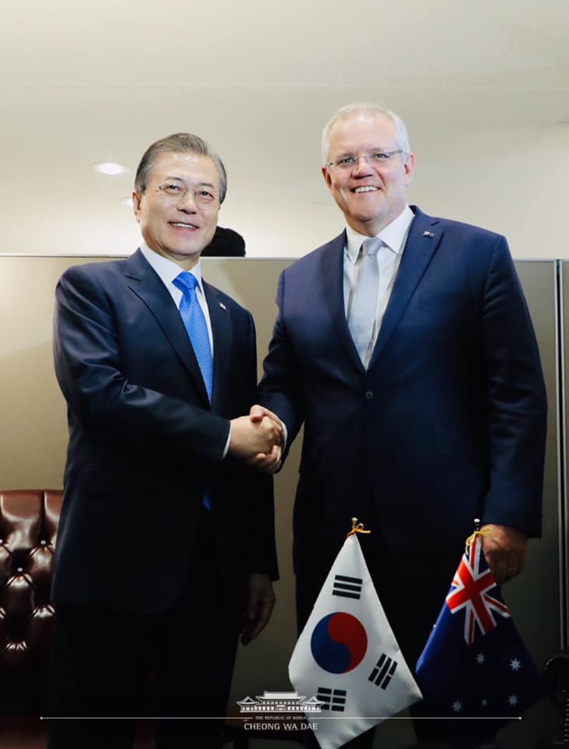 President Moon Jae-in and Australian Prime Minister Scott Morrison on Sept. 24 take a photo after bilateral summit at United Nations Headquarters in New York. (Cheong Wa Dae)