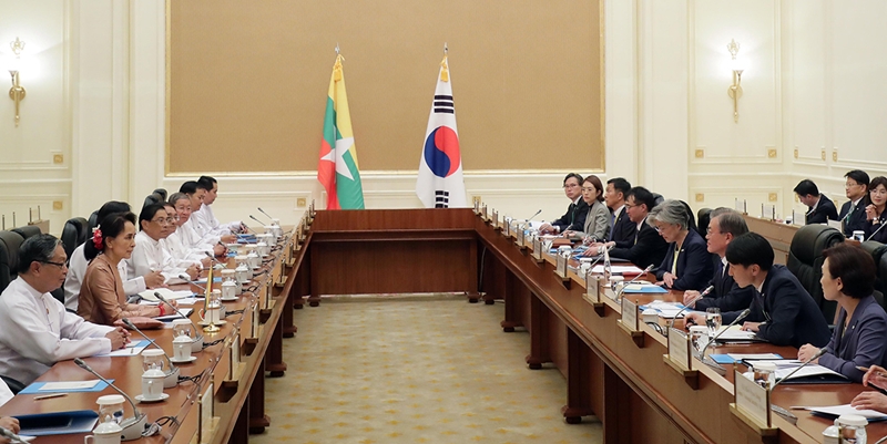 President Moon Jae-in on Sept. 3 holds a summit with Myanmar State Counselor Aung San Suu Kyi at the presidential palace in Naypyidaw. (Cheong Wa Dae)