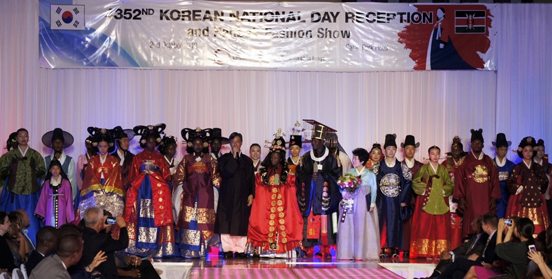 The Korean Embassy in Kenya on Oct. 2 held a commemorative event at Safari Park Hotel in the African nation's capital of Nairobi to observe Korea's National Foundation Day. Ethnic Korean residents of Kenya and natives taking part in the event's fashion show pose for a photo. (Yonhap News)