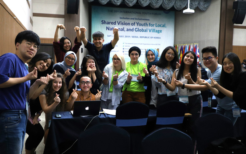 Representatives from Bulgaria, Afghanistan, Ukraine, Korea, the Philippines and other nations comprise the forum's Discussion Group H.