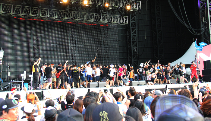 The LA-based heavy metal group Suicidal Tendencies calls fans to the stage on August 1 at the 2014 Incheon Pentaport Rock Festival. 