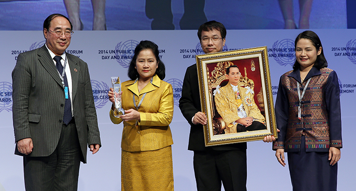 Representatives from South Africa, Korea, Brazil and Thailand smile as they receive their award at the 2014 U.N. Public Service Forum. (photos: Jeon Han)