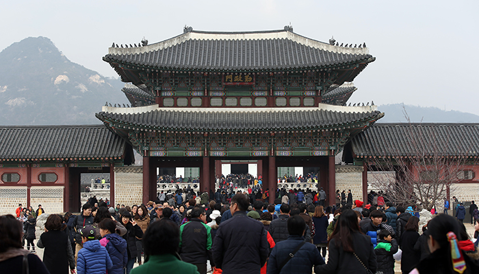  A large number of tourists and families visit Gyeongbokgung Palace on Lunar New Year's Day, February 19. 