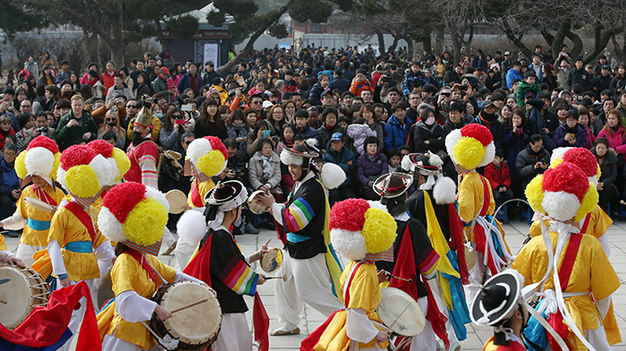 Visitors watch traditional percussion performances at Gyeongbokgung Palace on February 19. 