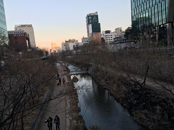 Both sides of the Cheonggyecheon Stream are home to many of Seoul’s markets and shopping areas.