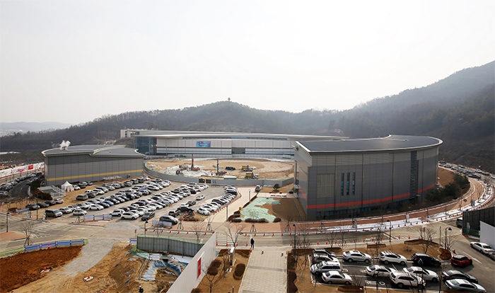 The administrative offices, swimming center, multi-gym and athlete's center are connected via the main building at the Jincheon National Training Center.